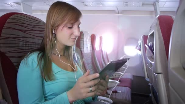 Mujer escuchando música — Vídeos de Stock