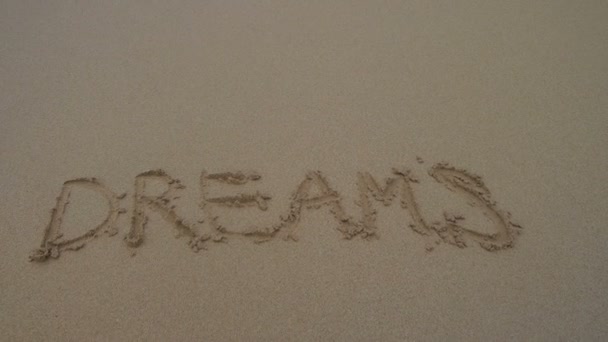 Word álmok írott-ban homok — Stock videók