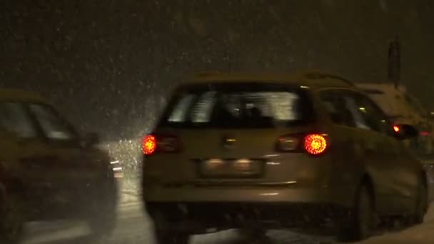 Traffico in tempesta di neve — Video Stock