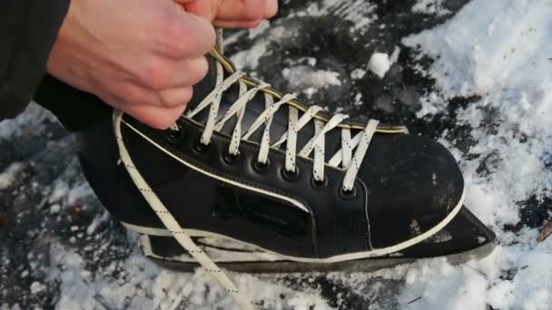Lacing ice skates — Stock Video