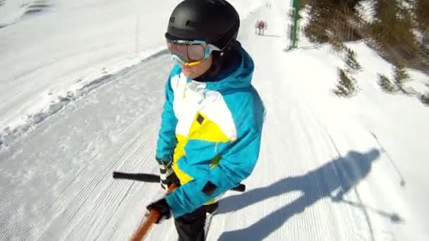 Snowboarder am Skilift — Stockvideo