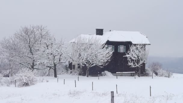 Casa alpina en las montañas — Vídeo de stock