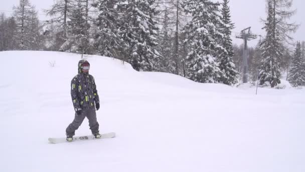 Snowboard na pista de esqui — Vídeo de Stock