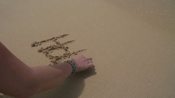 모래에 쓴 단어 휴가 — 비디오