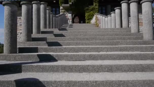 Vlucht over een oude kerk — Stockvideo