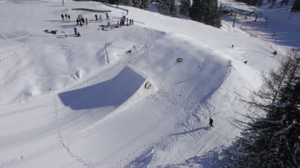 Snowboardista skoky Dvoulůžkový rodeo — Stock video