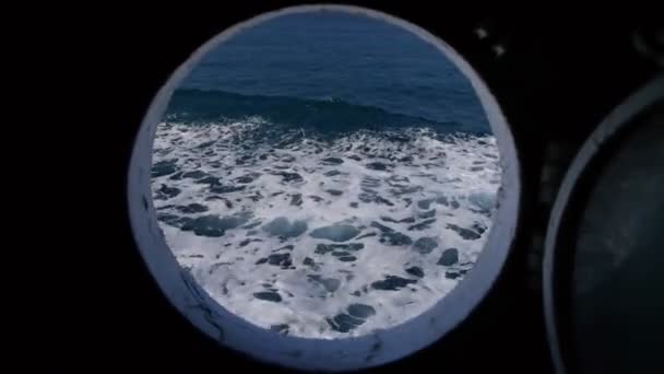Mirando por la ventana de un barco — Vídeo de stock