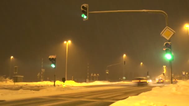 Cruce de carreteras en invierno — Vídeo de stock