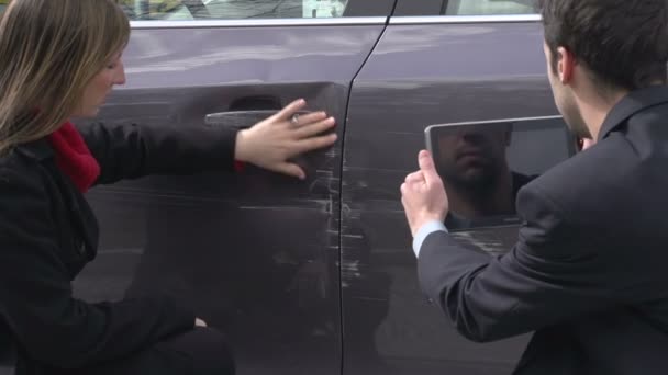 Mujer explicando accidente de coche — Vídeos de Stock