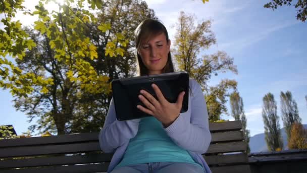 Frau mit digitalem Tablet — Stockvideo