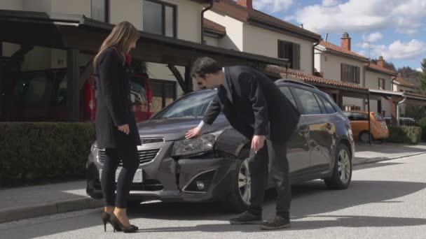 Man beschuldigend vrouw voor auto-ongeluk — Stockvideo