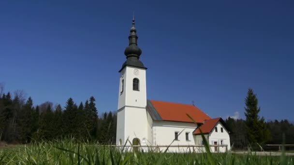 Kirche auf dem Land — Stockvideo