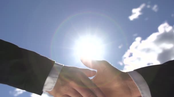 Рукопожатие над солнцем — стоковое видео