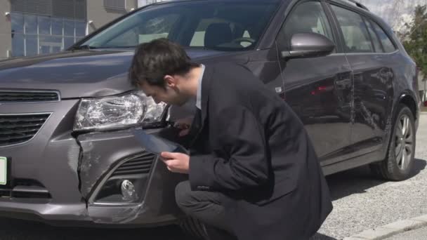 Estimación de daños en el coche con tableta digital — Vídeo de stock