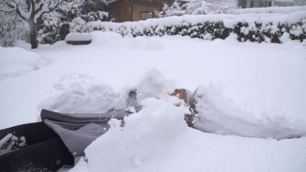 Mujer haciendo ángeles de nieve — Vídeos de Stock