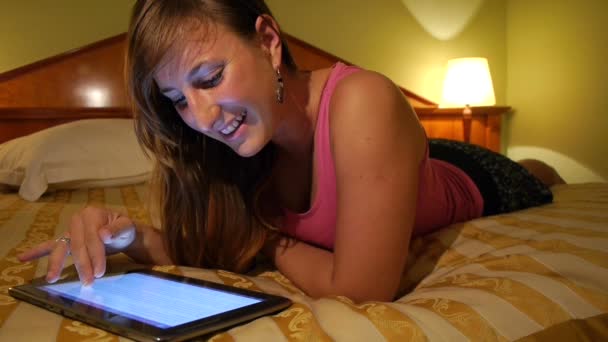 Молодая женщина читает цифровой планшет — стоковое видео