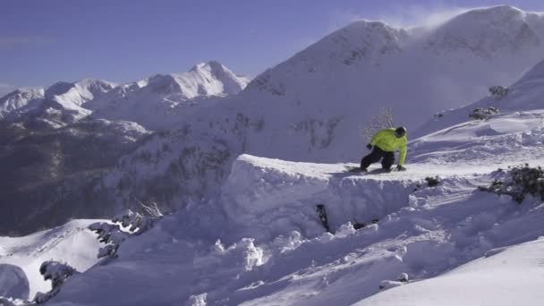 Snowboardista skok — Stock video