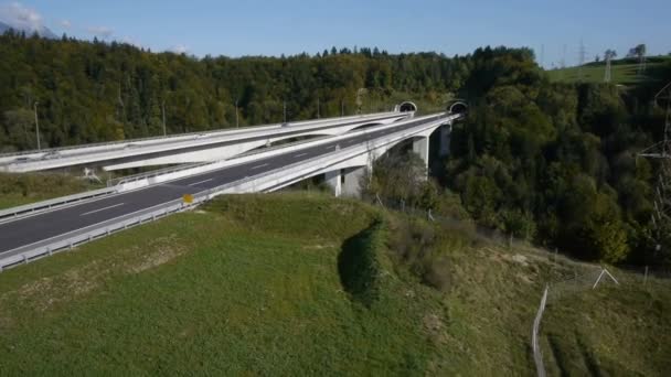 Viaduto e túneis rodoviários — Vídeo de Stock