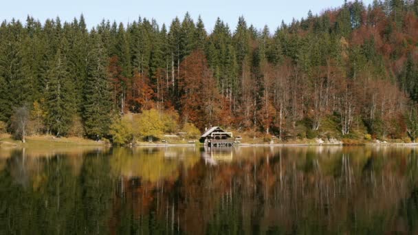 Casa junto al lago — Vídeos de Stock