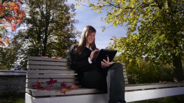 Tablet digital en el parque — Vídeos de Stock