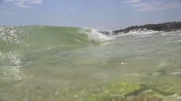 Onda de tubo quebra sobre a câmera — Vídeo de Stock