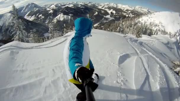 Snowboarder paardrijden poeder — Stockvideo