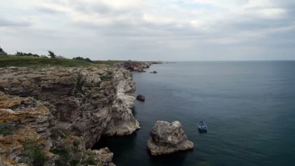 Σκάφους cliffed ακτή — Αρχείο Βίντεο