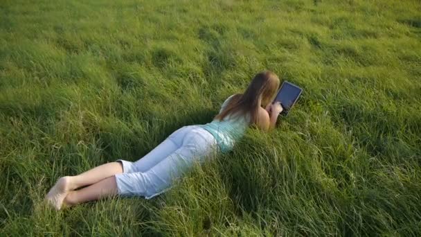 Mujer joven estudiando con tableta digital — Vídeo de stock