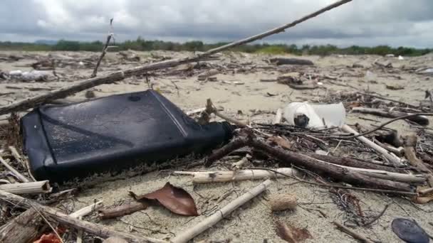 Загрязнение на пляже — стоковое видео