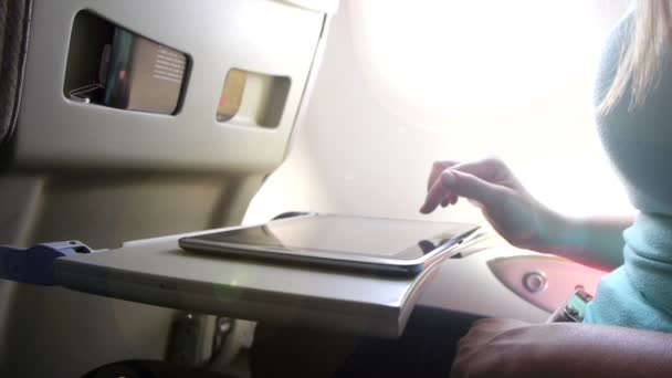 Utilizzando tablet digitale su un aereo — Video Stock