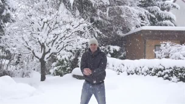 Hombre lanzando una bola de nieve — Vídeos de Stock