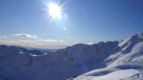 Montañas soleadas en invierno — Vídeos de Stock