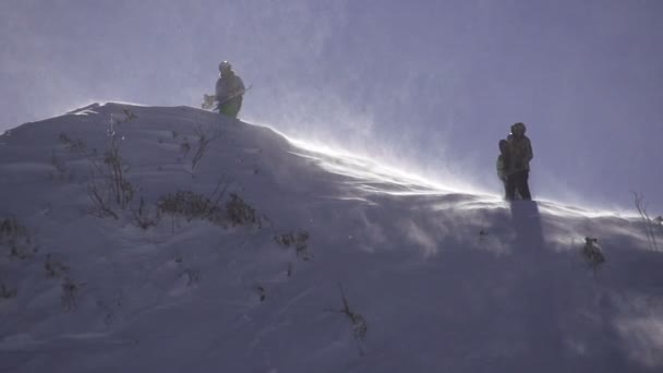 Snowboarder auf dem Gipfel des Berges — Stockvideo