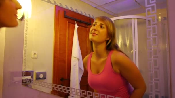 Ragazza controllando la sua pelle — Video Stock