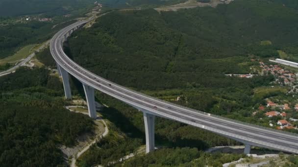 Viadotto con auto che guidano lungo — Video Stock