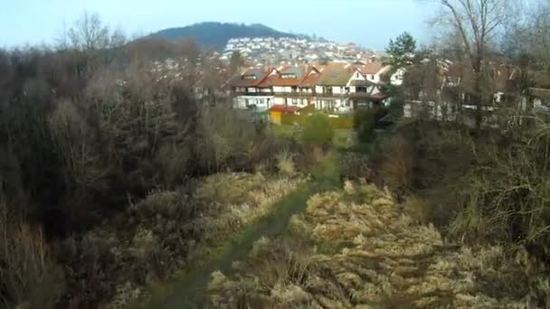 Полет над пригородными домами — стоковое видео