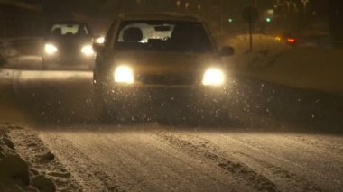 trafik sıkışıklığı içinde şiddetli kar yağışı