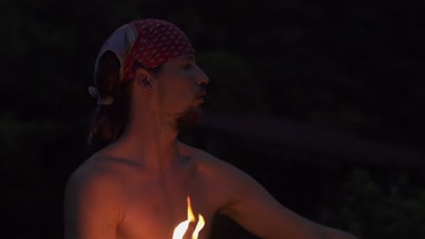 Fire juggler spinning the torch — Stock Video