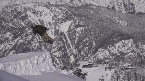 Snowboarder springen — Stockvideo