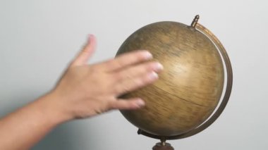 el bir küre dönen ve toplama