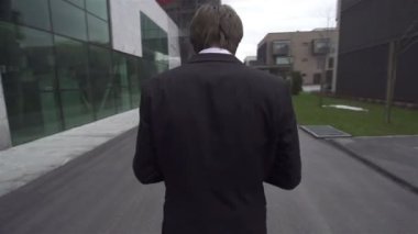 işadamı kötü haber alır.