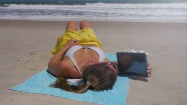 kadın tatile dijital tablet okuma