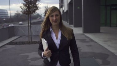 iş kadını kamera doğru yürüyüş