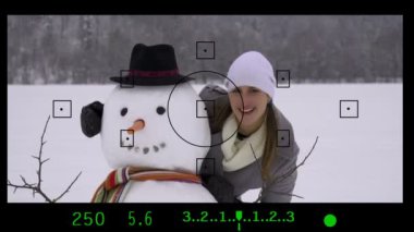 bir kardan adam kızla fotoğrafını çekmek