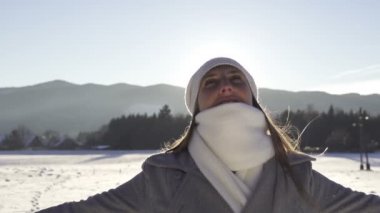 Kışın eğirme kadın