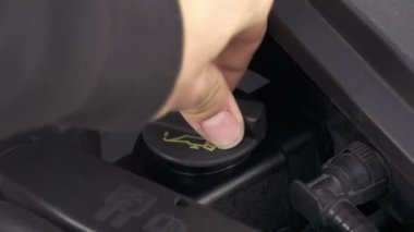 Araba motor yağı ekleyerek