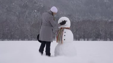 Bina bir kardan adam kız