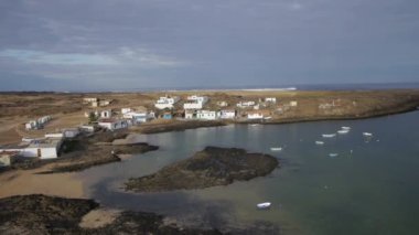 küçük bir köy üzerinde uçuş