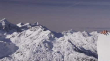 dağlarda kadın snowboarder