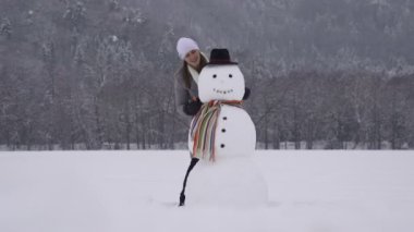 genç kadın bir kardan adam bina